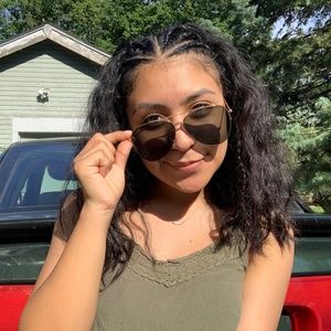 Meet your Posher, Larias